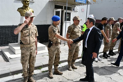 Kaymakamımız Sayın Nurhalil ÖZÇELİK, Kurban Bayramı Dolayısıyla İlçe Jandarma Komutanlığı’nı Ziyaret Etti.