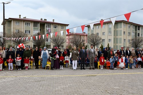 Kaymakamımız Sayın Nurhalil ÖZÇELİK, İlk Umut Anaokulu’nda düzenlenen 23 Nisan Ulusal Egemenlik ve Çocuk Bayramı programına katıldı.