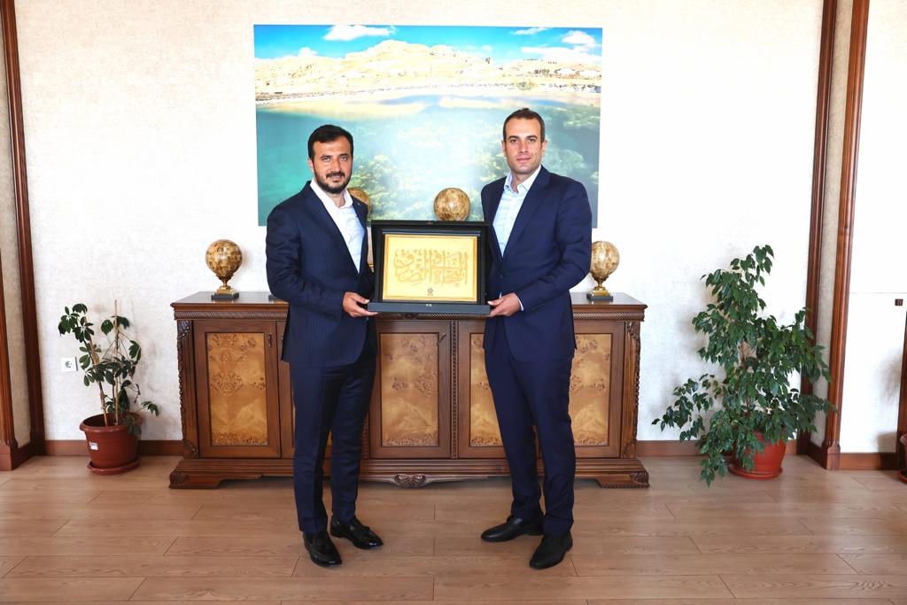İstanbul Bağcılar Belediye Başkanı Sayın Abdullah ÖZDEMİR, Kaymakamımız Sayın İsmail DEMİR’i makamında ziyaret etti.